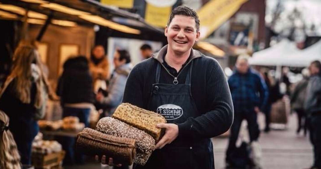 Stoepje bakker Luc is altijd in voor een geintje